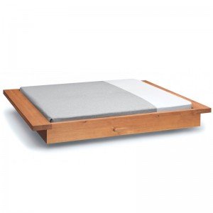 Cama Noah en nogal aceitado de E15. Disponible en Moisés showroom