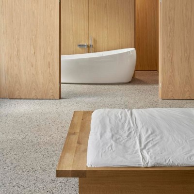 Detalle estante Cama Noah en nogal aceitado de E15. Disponible en Moisés showroom