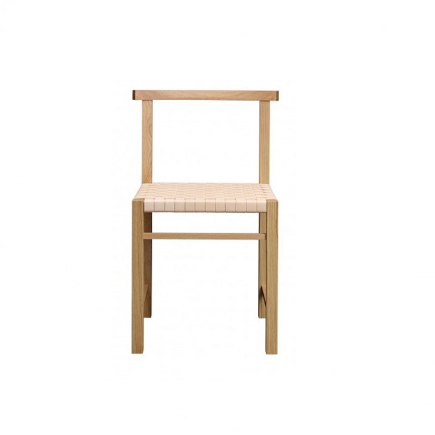 Silla Karnak roble de frente asiento en cuero natural de E15. Disponible en Moisés Showroom