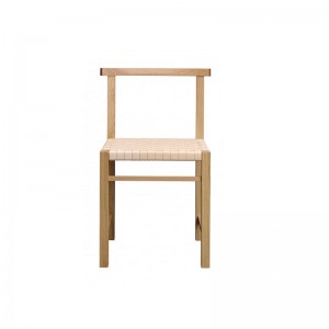 Silla Karnak roble de frente asiento en cuero natural de E15. Disponible en Moisés Showroom