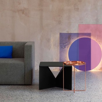Mesa auxiliar Habibi color cobre talla S de E15 en ambiente salón. Disponible en Moisés showroom