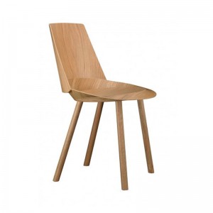 Silla Houdini chapa de roble natural de E15. Disponible en Moisés Showroom