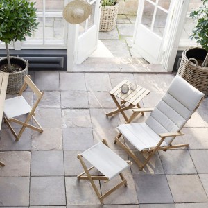 Patio con Deck chair BM5568 teca de Carl Hansen. Disponible en Moisés showroom