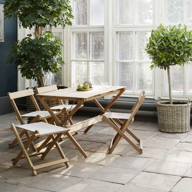 Ambiente comedor exterior con Mesa auxiliar BM5868 de Carl Hansen. Disponible en moisés showroom