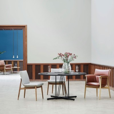 Comedor con Mesa embrace E020 grande en roble negro base negro de Carl Hansen. Disponible en Moisés showroom Comedor con Mesa embrace E020 grande en roble negro base negro de Carl Hansen. Disponible en Moisés showroom