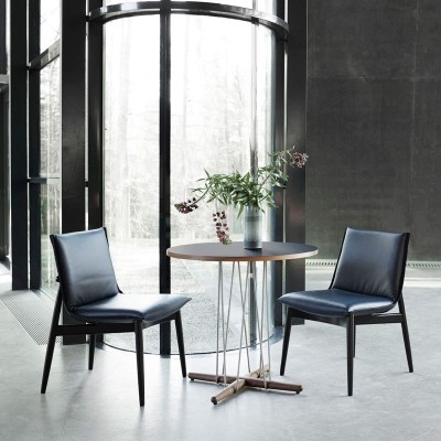 Sala espera Mesa embrace E020 pequeña en roble jabón con base acero inoxidable de Carl Hansen. Disponible en Moisés showroom Sala espera Mesa embrace E020 pequeña en roble jabón con base acero inoxidable de Carl Hansen. Disponible en Moisés showroom