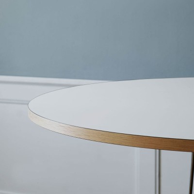 Detalle acabado madera Mesa embrace E020 en roble jabón con base acero inoxidable de Carl Hansen. Disponible en Moisés showroom Detalle acabado madera Mesa embrace E020 en roble jabón con base acero inoxidable de Carl Hansen. Disponible en Moisés showroom