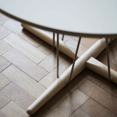 detalle patas Mesa embrace E020 en roble jabón con base acero inoxidable de Carl Hansen. Disponible en Moisés showroom detalle patas Mesa embrace E020 en roble jabón con base acero inoxidable de Carl Hansen. Disponible en Moisés showroom