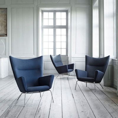 Ambiente interior con sillones wing chair de carl Hansen. Disponible en Moisés showroom