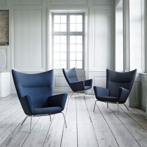 Ambiente interior con sillones wing chair de carl Hansen. Disponible en Moisés showroom