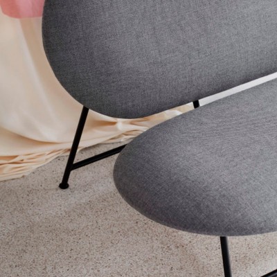 detalle sofá oblong color gris oscuro de Northern. disponible en moisés showroom detalle sofá oblong color gris oscuro de Northern. disponible en moisés showroom