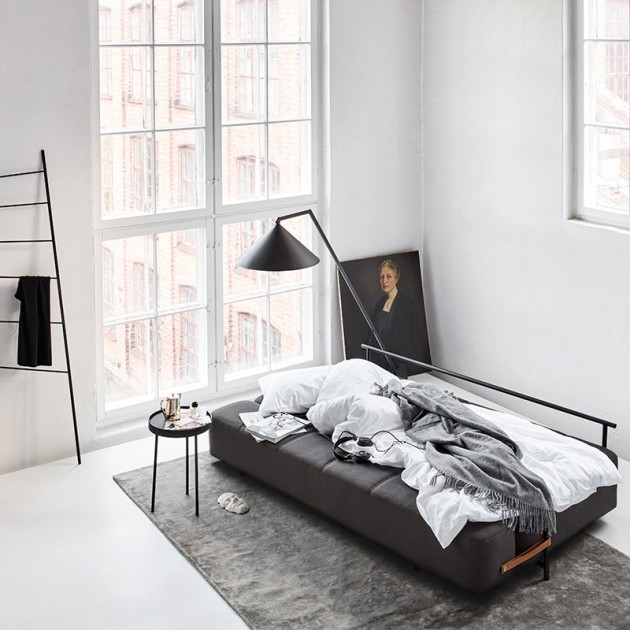 Estudio con sofá cama Daybe de Northern color gris creado por Chris Tonnensen. Disponible en Moisés showroom