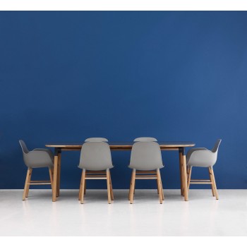 comedor sillas form con y sin brazos color gris en roble de Normann Copenhagen comedor sillas form con y sin brazos color gris en roble de Normann Copenhagen