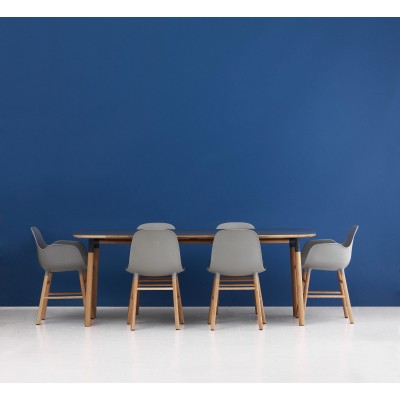 comedor sillas form con y sin brazos color gris en roble de Normann Copenhagen