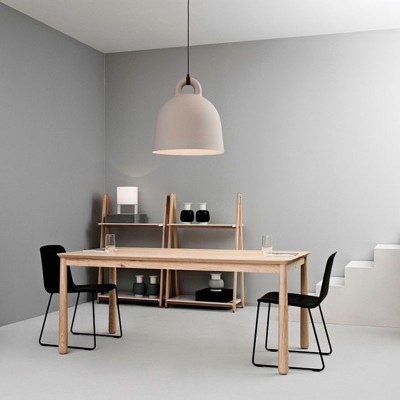 comedor con Estantería Step Up Bookcase baja de Normann Copenhagen. comedor con Estantería Step Up Bookcase baja de Normann Copenhagen.