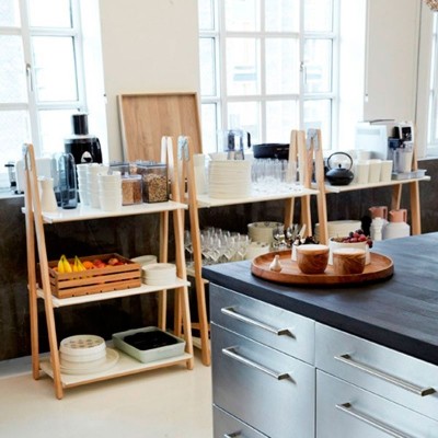 cocina con Estantería Step Up Bookcase baja de Normann Copenhagen. cocina con Estantería Step Up Bookcase baja de Normann Copenhagen.