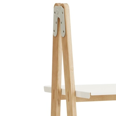 detalle acabado Estantería Step Up Bookcase de Normann Copenhagen. detalle acabado Estantería Step Up Bookcase de Normann Copenhagen.