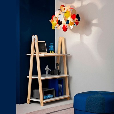 habitación infantil Estantería Step Up Bookcase baja de Normann Copenhagen. habitación infantil Estantería Step Up Bookcase baja de Normann Copenhagen.