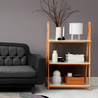salón con Estantería Step Up Bookcase baja de Normann Copenhagen. salón con Estantería Step Up Bookcase baja de Normann Copenhagen.