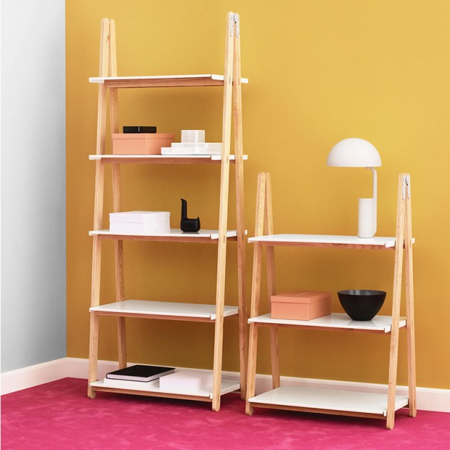 interior con Estanterías One Step Up Bookcase color blanco de Normann Copenhagen