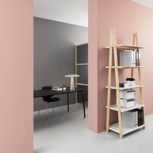 pasillo con Estantería One Step Up Bookcase alta de Normann Copenhagen