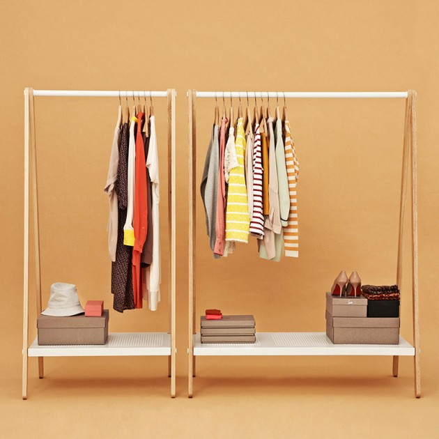 Habitación con Toj Clothes Rack color blanco de Normann Copenhagen