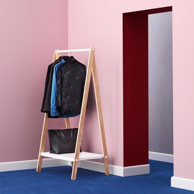 Habitación rosa Toj Clothes Rack grande en fresno y acero color blanco de Normann Copenhagen Habitación rosa Toj Clothes Rack grande en fresno y acero color blanco de Normann Copenhagen