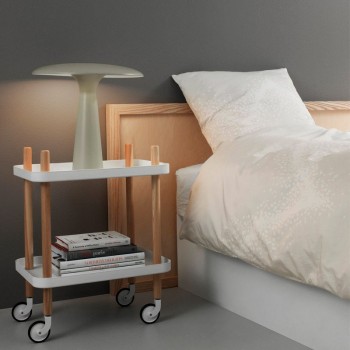 Carrito Block Table color negro patas fresno de Normann Copenhagen como mesilla. Carrito Block Table color negro patas fresno de Normann Copenhagen como mesilla.