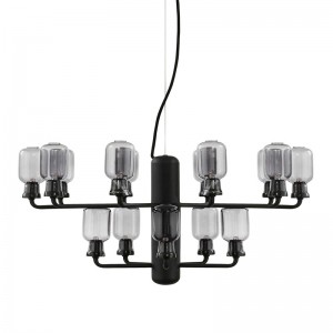 lámpara amp Chandelier S color negro de Normann copenhagen.