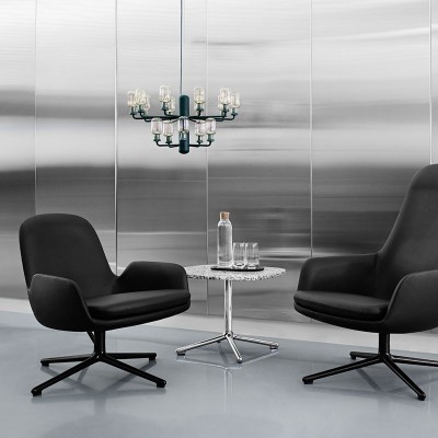 recepción hotel con lámpara Amp Chandelier pequeña color negro de Normann copenhagen recepción hotel con lámpara Amp Chandelier pequeña color negro de Normann copenhagen