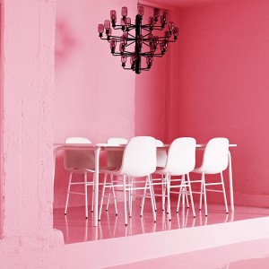 comedor con lámpara Amp Chandelier pequeña color negro de Normann copenhagen