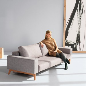 Chica sentada en Sofá cama Idun color gris 521 de Innovation Living