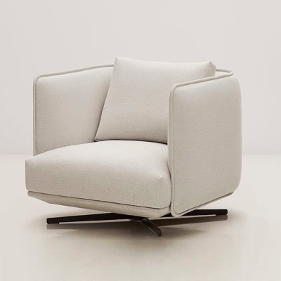 Parte lateral butaca Serene con base en cruz de Joquer en Moises Showroom Parte lateral butaca Serene con base en cruz de Joquer en Moises Showroom