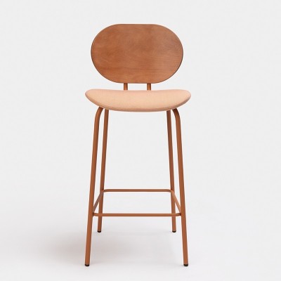 Taburete HARI con respaldo en madera de haya de Ondarreta en Moises Showroom 3 Taburete HARI con respaldo en madera de haya de Ondarreta en Moises Showroom 3