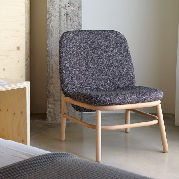 habitacin con sillon lana respaldo alto madera de Ondarreta en Moises Showroom