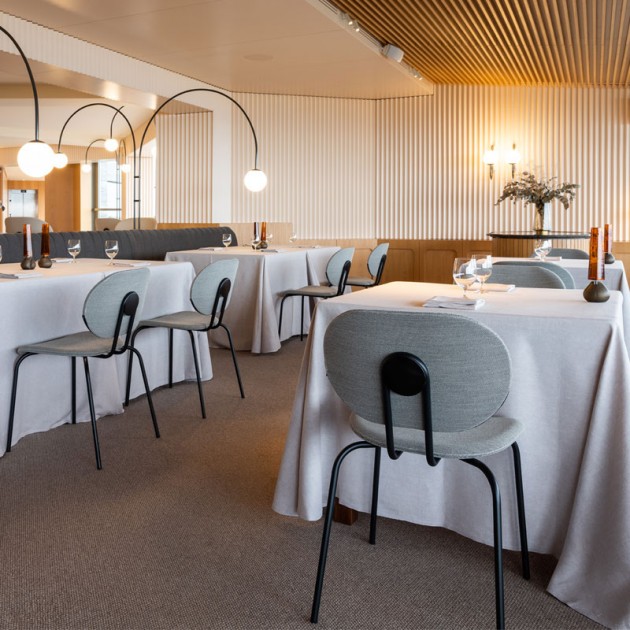 Restaurante con silla Hari tapizada de Ondarreta en Moises Showroom