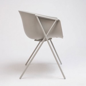 Silla Bai polipropileno gris seda de Ondarreta en Moises Showroom