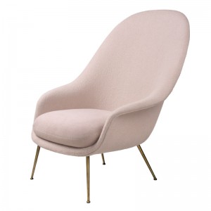 Sillón Bat rosa de Gubi con respaldo alto en Moises Showroom