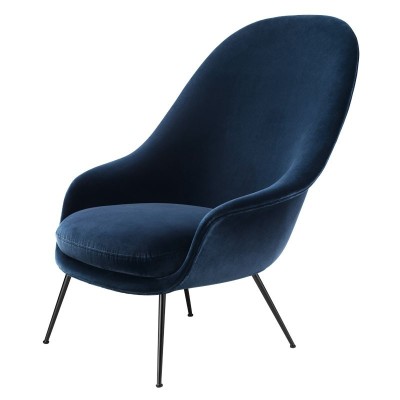 Sillón Bat terciopelo azul de Gubi con respaldo alto en Moises Showroom