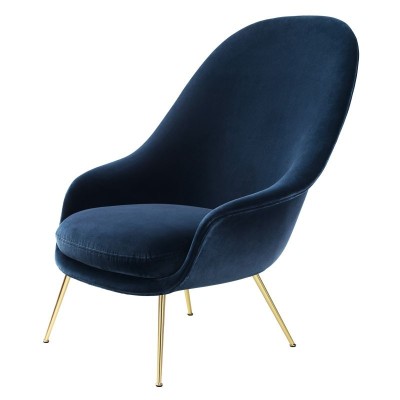 Sillón Bat terciopelo azul de Gubi con respaldo alto en Moises Showroom