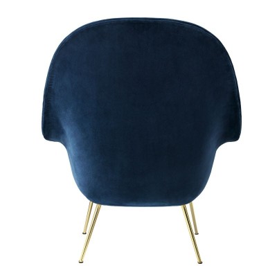 Sillón Bat terciopelo azul de Gubi con respaldo alto en Moises Showroom