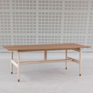 Mesa Kaufmann tablero nogal base roble de Finn Juhl