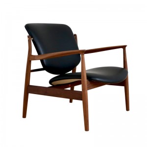 Butaca France Chair nogal de Finn Juhl en Moises Showroom