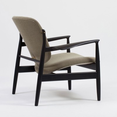 Butaca tapizada France Chair roble negro de Finn Juhl en Moises Showroom Butaca tapizada France Chair roble negro de Finn Juhl en Moises Showroom