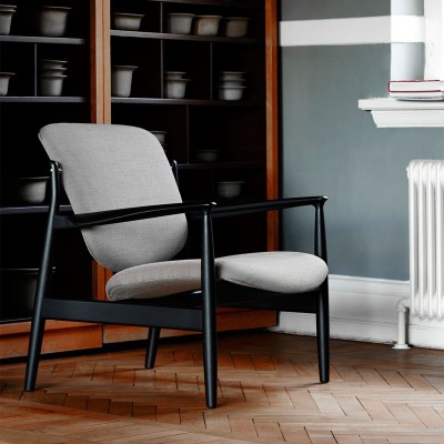 Butaca France Chair tapizado tela roble negro de Finn Juhl en Moises Showroom Butaca France Chair tapizado tela roble negro de Finn Juhl en Moises Showroom