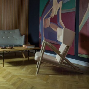 Ambiente sillón Grasshopper roble de Finn Juhl en Moises Showroom