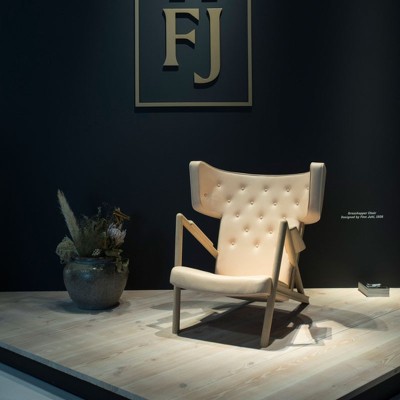 Ambiente 2 sillón Grasshopper roble de Finn Juhl en Moises Showroom Ambiente 2 sillón Grasshopper roble de Finn Juhl en Moises Showroom