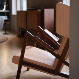 Detalle sillón Grasshopper nogal de Finn Juhl en Moises Showroom