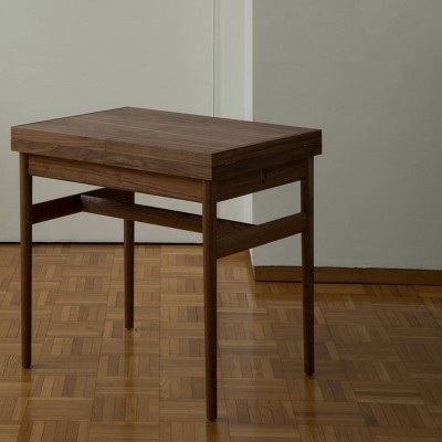 Mesa art collector cerrada de Finn Juhl