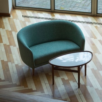 Sofá de 2 plazas Little Mother y mesa eye de Finn Juhl en Moises Showroom Sofá de 2 plazas Little Mother y mesa eye de Finn Juhl en Moises Showroom